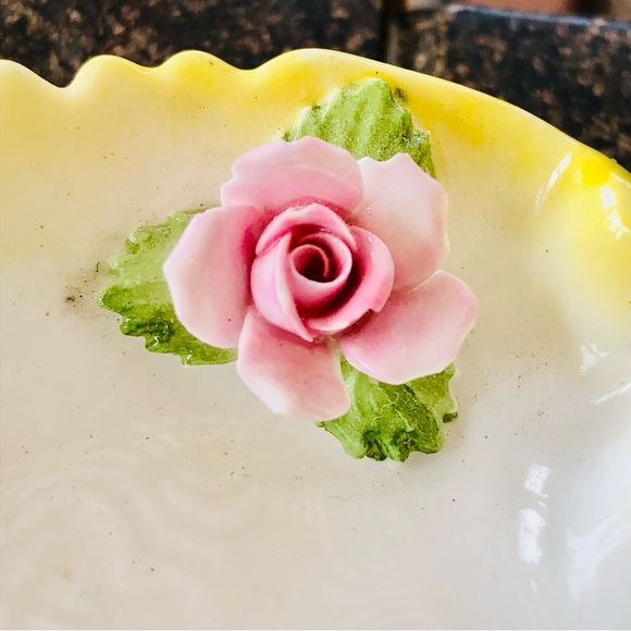 VINTAGE ENGLISH DENTON BONE CHINA LEAF SHAPE SMALL DISH RAISED FLOWER - Picture 2 of 6